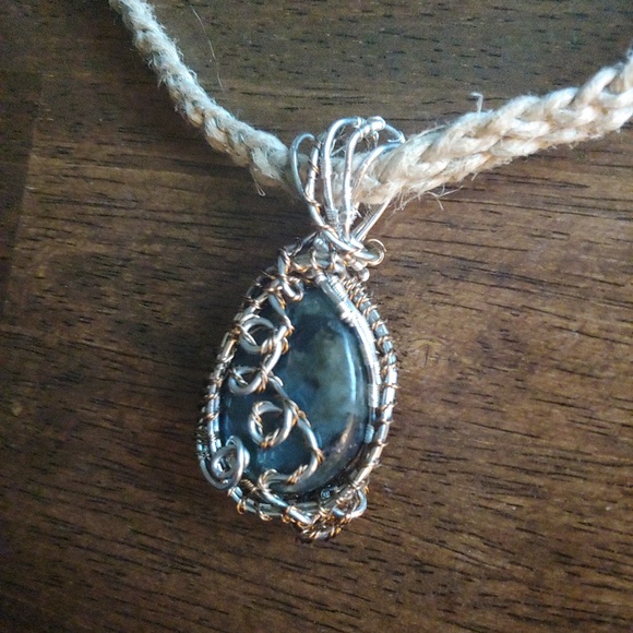 SALE✨NEW✨Labradorite Pendant Necklace - Picture 5 of 9